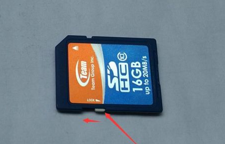 检查SD卡外表的卡的旁边有一个可以上下滑动的卡扣