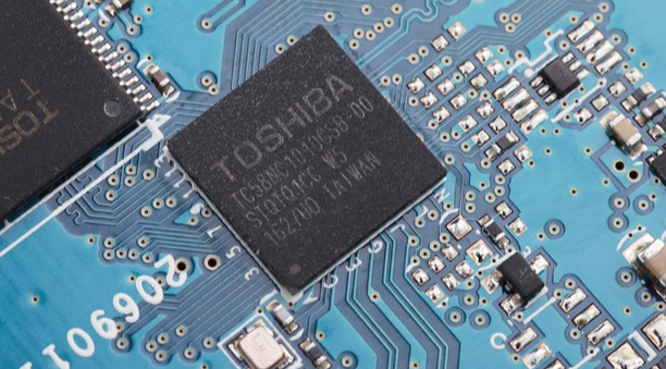 FLASH是一种存储芯片，全名叫Flash EEPROM Memory，通地过程序可以修改数据，即平时所说的“闪存”