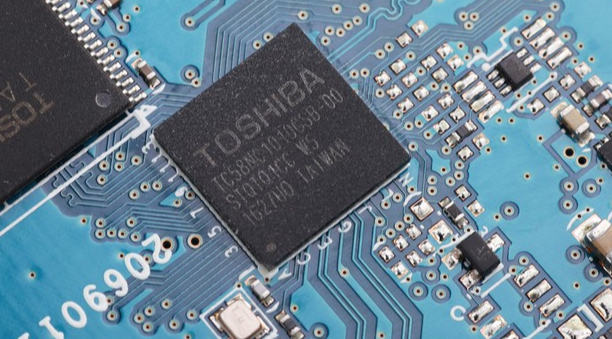FLASH是一种存储芯片,全名叫Flash EEPROM Memory,通地过程序可以修改数据,即平时所说的“闪存”